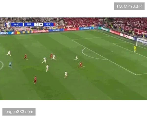 诺伊尔高位出球提速与门线救险频发,折射其角色回撤的战术动因